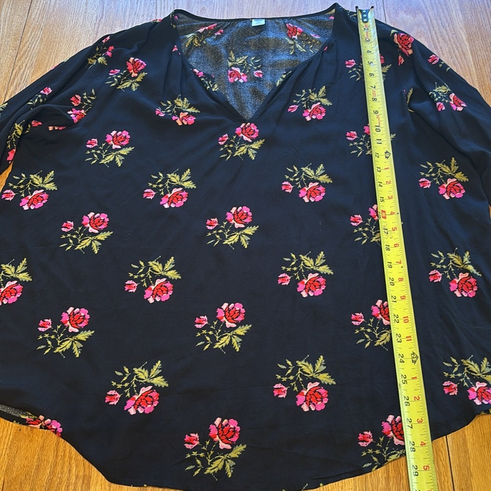 Woman’s Old Navy Blouse - Picture 5 of 8